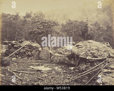 Interno del Breastworks sul Round Top, Gettysburg, Timothy H. O'Sullivan (American, circa 1840 - 1882), Alexander Gardner (American, nata in Scozia, 1821 - 1882), Washington, Distretto di Columbia, Stati Uniti, luglio 1863, albume silver stampa, 17,8 × 22,9 cm (7 × 9 in Foto Stock