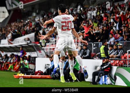 Sardar Azmoun dell'Iran festeggia con i suoi compagni di squadra dopo un goal contro la Cina nel loro quarto di partita finale durante il 2019 AFC Cup asiatica in un Foto Stock