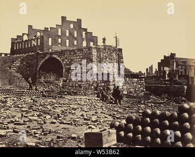 Rovine di Arsenal, Richmond, Virginia, Alexander Gardner (American, nata in Scozia, 1821 - 1882), Washington, Distretto di Columbia, Stati Uniti, aprile 1865, albume silver stampa, 17,8 × 22,9 cm (7 × 9 in Foto Stock