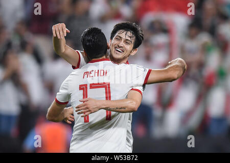 Sardar Azmoun dell Iran, destra, celebra con il suo compagno di squadra Mehdi Taremi dopo un goal contro la Cina nel loro quarto di partita finale durante il 201 Foto Stock