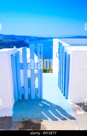 Isola di Santorini, Grecia architettura, porta blu con caldera blu del mare vista panoramica e l'isola di Vulcano Foto Stock