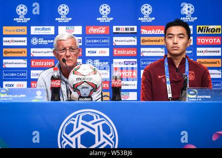 Capo allenatore Marcello Lippi, sinistra e Feng Xiaoting della nazionale cinese gli uomini della squadra di calcio di partecipare alla conferenza stampa prima della AFC Asian Coppa di gruppo C Foto Stock