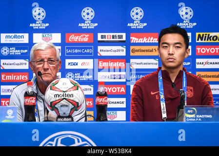 Capo allenatore Marcello Lippi, sinistra e Feng Xiaoting della nazionale cinese gli uomini della squadra di calcio di partecipare alla conferenza stampa prima della AFC Asian Coppa di gruppo C Foto Stock