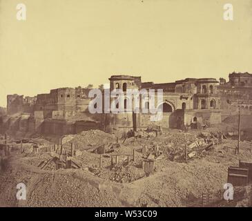 Il Mucha fortificazione, o la cittadella vecchia di Lucknow, che è stata abbandonata da Sir Henry Lawrence, e parzialmente bruciato fino quando ha assunto la sua posizione in residenza., Felice Beato (inglese, nato in Italia, 1832 - 1909), Lucknow, India, 1858 - 1860, albume silver stampa, 24,6 × 29,9 cm (9 11/16 × 11 3/4 in Foto Stock