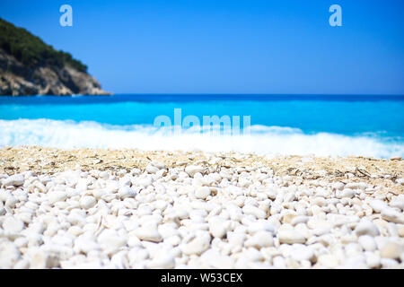 Vista ravvicinata della famosa spiaggia di Myrtos sull'isola di Cefalonia, una delle più belle spiagge in Grecia. Foto Stock