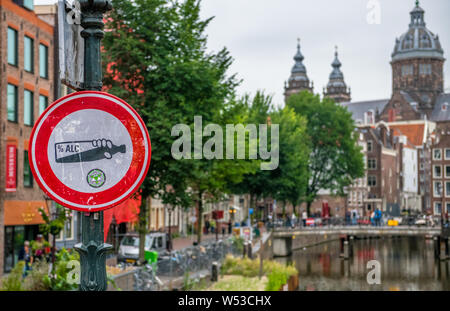 Non bere alcol segno su un ponte su un canale ad Amsterdam, in Olanda. Foto Stock