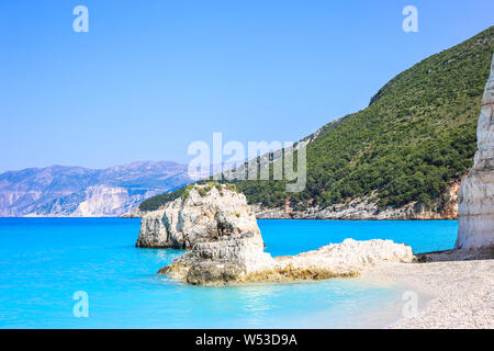 Una delle più belle incontaminata spiaggia di ghiaia con acqua del mare turchese, Fteri beach sull'isola di Cefalonia in Grecia. Foto Stock