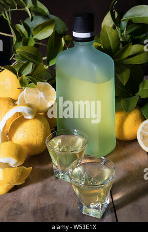 Limoncello fatto in Sorrento da limoni freschi. Tradizionale digestivo italiano Foto Stock