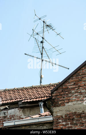 Vecchia tv antenna sul tetto Foto Stock