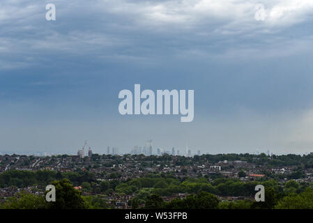 Alexandra Palace di Londra, Regno Unito. Il 26 luglio 2019. Nuvole temporalesche su Londra. Credito: Matteo Chattle/Alamy Live News Foto Stock