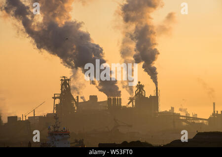 Tata Steel's IJmuiden opere è situato sulla costa del Mare del Nord dei Paesi Bassi Foto Stock