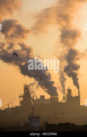 Tata Steel's IJmuiden opere è situato sulla costa del Mare del Nord dei Paesi Bassi Foto Stock