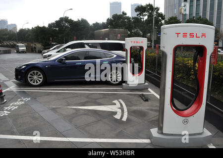 --FILE--la ricarica delle pile di Tesla sono visti in corrispondenza di una stazione di carica in Cina a Shanghai, 2 dicembre 2018. Tesla c chiuso il 2018 con un piccolo prof trimestrale Foto Stock