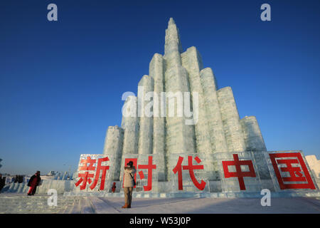 Vista visitatori sculture di ghiaccio sul display durante il ventesimo Cina Harbin ed al Mondo del Ghiaccio e della neve 2019 nella città di Harbin, a nord-est della Cina di Provincia di Heilongjiang, 5 Ja Foto Stock