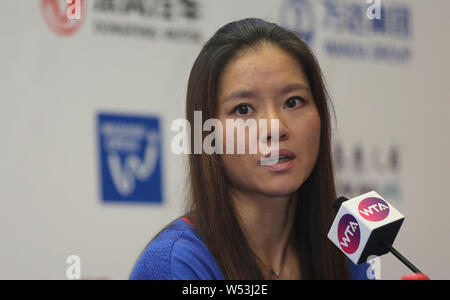 --FILE--cinese ritirato la stella del tennis Li Na parla nel corso di una conferenza stampa durante il 2014 WTA Wuhan Open Tennis Tournament nella città di Wuhan, Cina centrale di Foto Stock