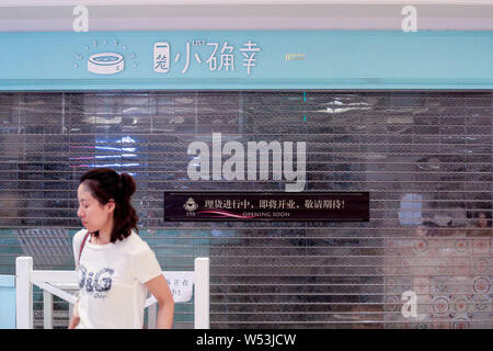 --FILE--un cliente passeggiate passato una uscita del popolare Hong Kong-style dim sum ristorante elenco chiuso dopo essere stato ordinato di sospendere le operazioni a causa di Foto Stock