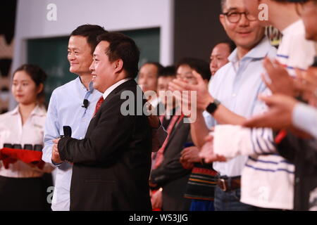 Ma Jack Yun, sinistra, presidente del gruppo Alibaba, pone con un villaggio docente alla cerimonia di presentazione del 2018 Insegnante rurale Premi lanciato da J Foto Stock
