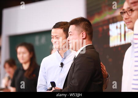 Ma Jack Yun, sinistra, presidente del gruppo Alibaba, pone con un villaggio docente alla cerimonia di presentazione del 2018 Insegnante rurale Premi lanciato da J Foto Stock