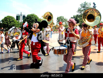 --FILE--animatore vestito in un topolino costume esegue durante la sfilata di un corteo in Shanghai Disneyland a Shanghai la Disney Resort a Shanghai Foto Stock