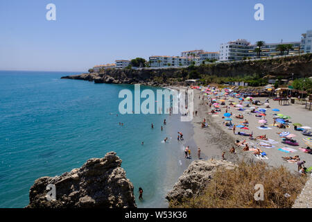 Playa El Salon a Nerja, Malaga, Axarquia, Andalucia, Costa del Sol, Spagna Foto Stock