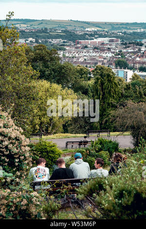 Un gruppo di giovani uomini rilassante in Brandon Hill Park Foto Stock