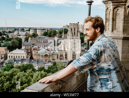 Un giovane uomo a Cabot Tower in Brandon Hill Park a Bristol, Inghilterra sudoccidentale Foto Stock