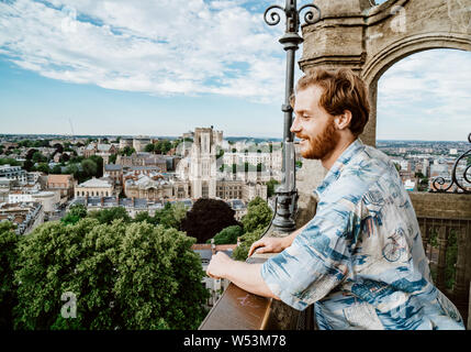 Un giovane uomo a Cabot Tower in Brandon Hill Park a Bristol, Inghilterra sudoccidentale Foto Stock