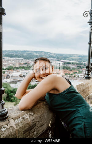 Una giovane donna a Cabot Tower in Brandon Hill Park a Bristol, Inghilterra sudoccidentale Foto Stock