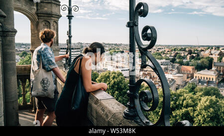 Un giovane uomo e donna presso Cabot Tower in Brandon Hill Park a Bristol, Inghilterra sudoccidentale Foto Stock