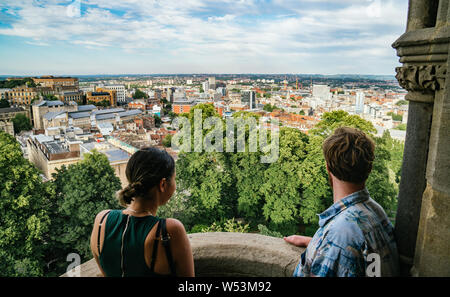 Un giovane uomo e donna presso Cabot Tower in Brandon Hill Park a Bristol, Inghilterra sudoccidentale Foto Stock