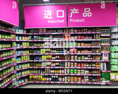 --FILE--Vista di prodotti importati per la vendita in un supermercato a Pechino, in Cina, il 29 dicembre 2018. Della Cina di nuovi tagli tariffari che coprono una vasta gamma di Foto Stock