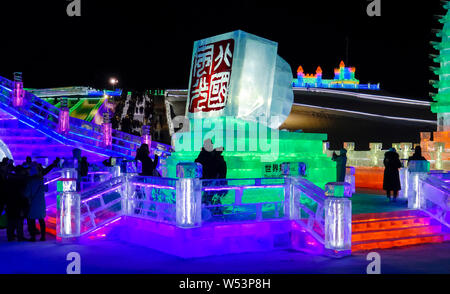 Vista illuminata di sculture di ghiaccio sul display durante il ventesimo Cina Harbin ed al Mondo del Ghiaccio e della neve 2019 nella città di Harbin, a nord-est della Cina di Heilongjiang provincia Foto Stock