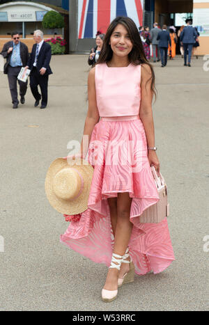 Ascot Racecourse, Ascot, Regno Unito. 26 Luglio, 2019. Komal Sharma da Londra ha un aspetto elegante in una rosa abito increspato. Credito: Maureen McLean/Alamy Live News Foto Stock