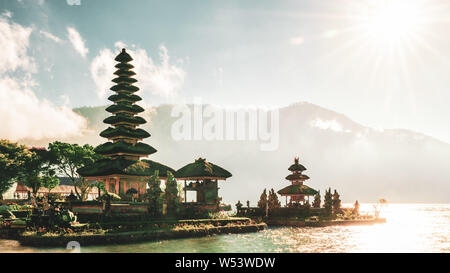 Ulun Danu Beratan tempio in Bali - Bali iconici Lago Tempio, è un famoso punto di riferimento pittoresco e un notevole complesso tempio di Bali. Foto Stock