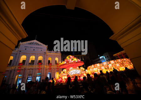 Lanterna decorazioni sono illuminati per contrassegnare la prossima festa della primavera o il nuovo anno cinese (anno del maiale) a Macau, Cina, 27 gennaio 2019. Foto Stock