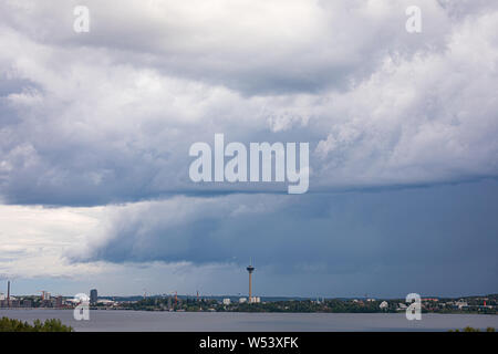 Giorno di estate piove visto da lontano Foto Stock