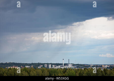 Giorno di estate piove visto da lontano Foto Stock