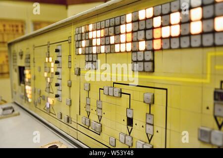 Sala di controllo in fabbrica per fusione con Closeup colpo di un vecchio Vintage del pannello di controllo con molti pulsanti. Foto Stock