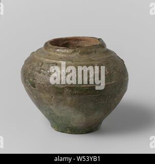 Vaso con le tigri e cartigli floreali in rilievo a forma di uovo vaso in ceramica, coperto con un velo di smalto verde. Sulla spalla una banda con cartigli floreali interrotto da cinque tigri in esecuzione., anonimo, Cina, c. -200 - c. 200, di Han-dinastia (-206-220), terracotta, smalto, vetrificazione, h 13.2 cm d 9.2 cm d 16,3 cm d 7,5 cm Foto Stock