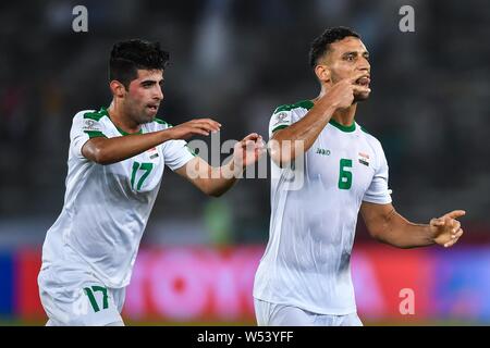 Ali Adnan, a destra dell'Iraq national football team festeggia dopo il punteggio contro il Vietnam nazionale di calcio in Asia AFC Coppa di gruppo D match in Foto Stock