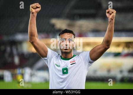 Ali Adnan dell Iraq national football team festeggia dopo aver sconfitto il Vietnam nazionale di calcio nella AFC Asian Cup gruppo D corrispondono ad Abu Dhabi, Onu Foto Stock