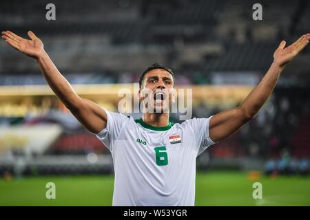 Ali Adnan dell Iraq national football team festeggia dopo aver sconfitto il Vietnam nazionale di calcio nella AFC Asian Cup gruppo D corrispondono ad Abu Dhabi, Onu Foto Stock