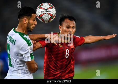 Ali Adnan, sinistra, dell'Iraq national football team capi la sfera contro Nguyen Trong Hoang del Vietnam nazionale di calcio in Asia AFC Coppa di gruppo Foto Stock