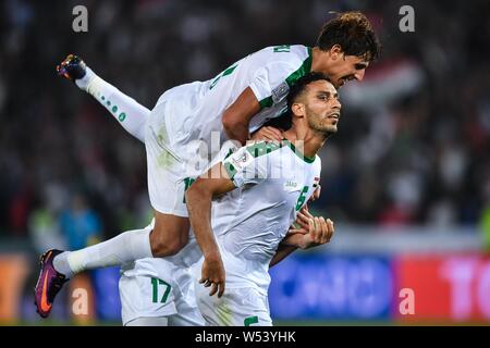 Ali Adnan, a destra dell'Iraq national football team festeggia dopo il punteggio contro il Vietnam nazionale di calcio in Asia AFC Coppa di gruppo D match in Foto Stock