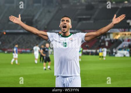 Ali Adnan dell Iraq national football team festeggia dopo aver sconfitto il Vietnam nazionale di calcio nella AFC Asian Cup gruppo D corrispondono ad Abu Dhabi, Onu Foto Stock