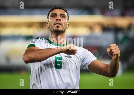 Ali Adnan dell Iraq national football team festeggia dopo aver sconfitto il Vietnam nazionale di calcio nella AFC Asian Cup gruppo D corrispondono ad Abu Dhabi, Onu Foto Stock