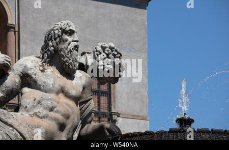 Dettaglio della fontana di coppa e le gigantesche statue di divinità fluviale in alto i giardini di Villa Farnese di Caprarola su un giorno d'estate. Foto Stock