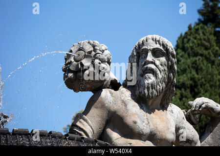 Dettaglio della fontana di coppa e le gigantesche statue di divinità fluviale in alto i giardini di Villa Farnese di Caprarola su un giorno d'estate. Foto Stock