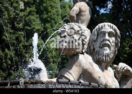 Dettaglio della fontana di coppa e le gigantesche statue di divinità fluviale in alto i giardini di Villa Farnese di Caprarola su un giorno d'estate. Foto Stock