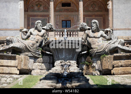 Dettaglio della fontana della tazza e la cascata dei delfini in alto i giardini di Villa Farnese di Caprarola su un giorno d'estate. Foto Stock